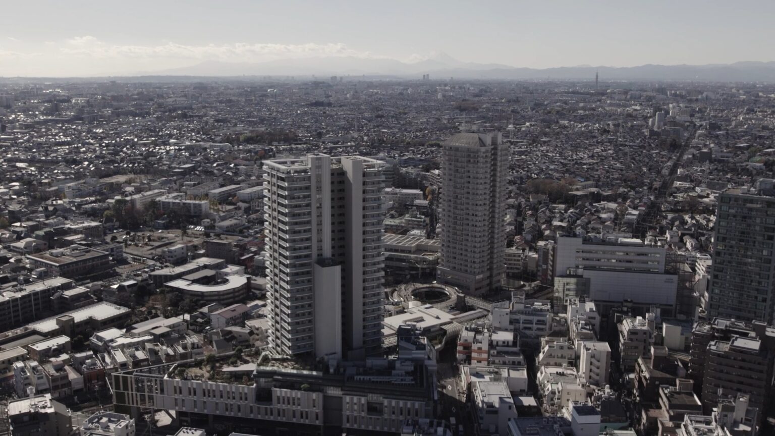 株式会社東宝ハウスホールディングス様の東宝ハウス練馬の公式プロモーションムービーを小型軽量のFPVマイクロドローン撮影を当事業で担当いたしました。