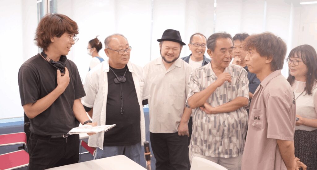 撮影現場で打ち合わせをするスタッフ