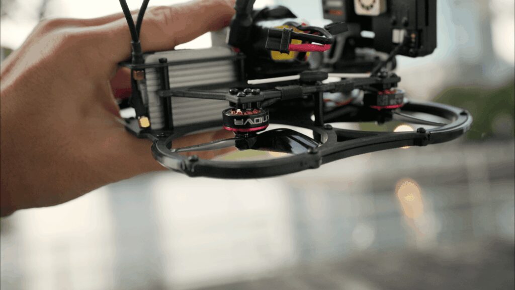館内撮影で使用するプロペラガード付きの小型FPVドローン