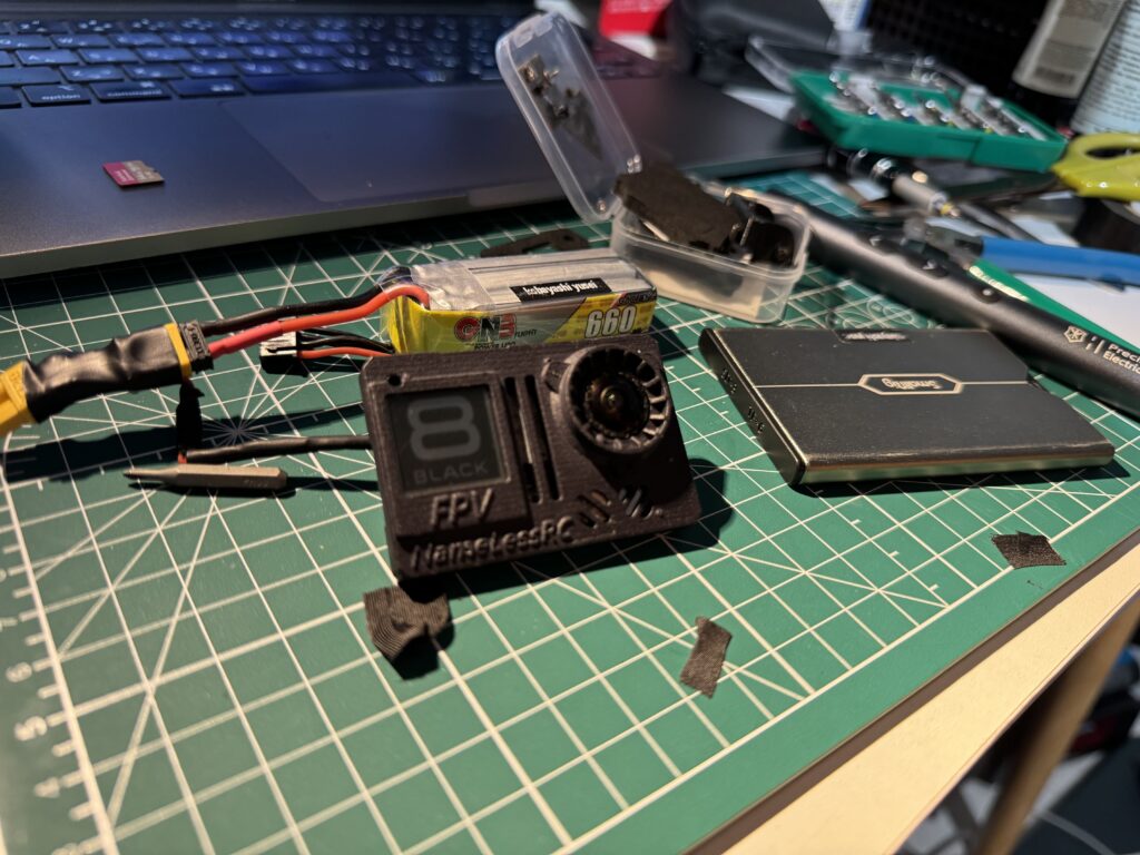 FPVドローンの機体を整備している作業台