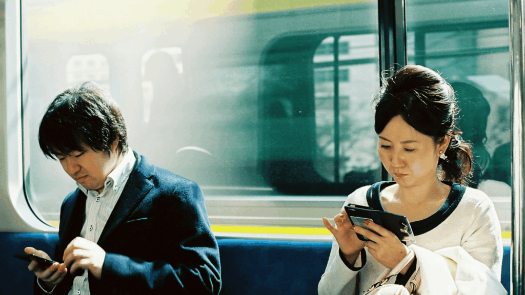 スマホを触る人