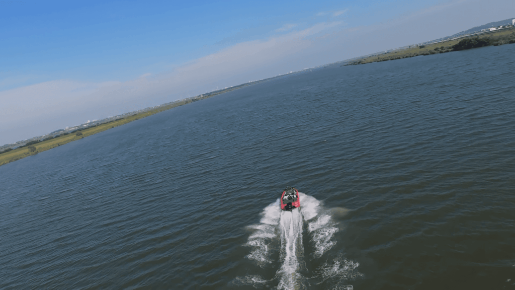 ボートを追走する