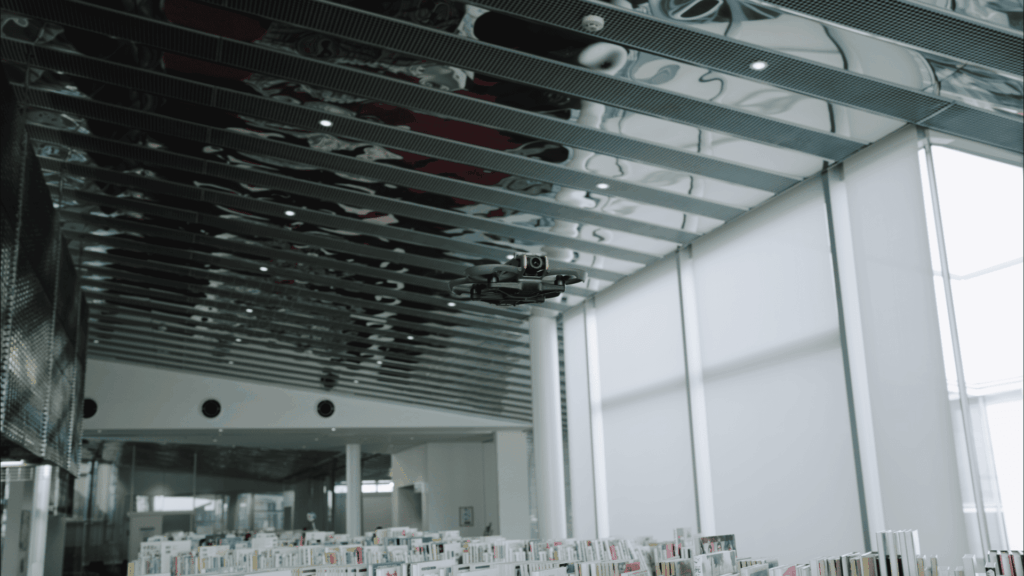 室内を飛行するAvata2